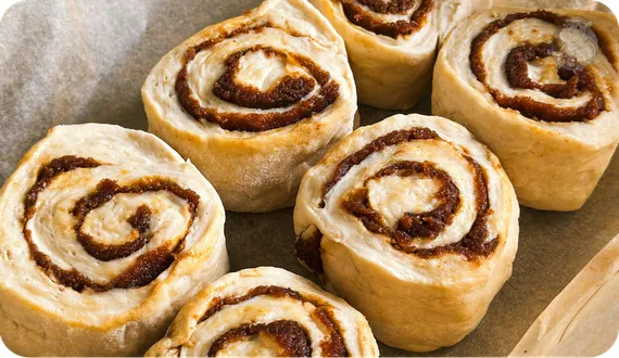 słodkie bułeczki pieczone na papierze do pieczenia
